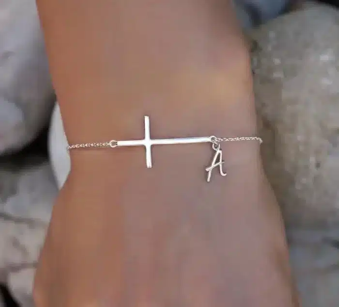 Bracelet croix et lettre 2