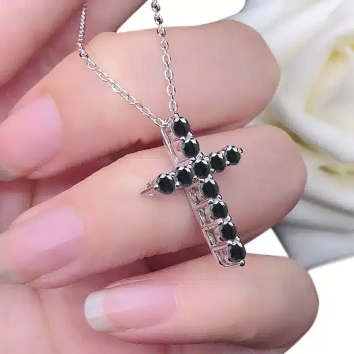 Collier croix moissanite noire 2