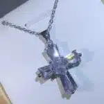 Collier croix pierre brillante 3