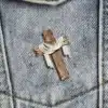 Broche croix écharpe blanche