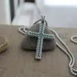 Collier croix fluorescent 5