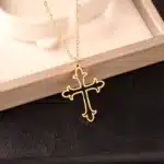 Collier croix fleurdelisée 1