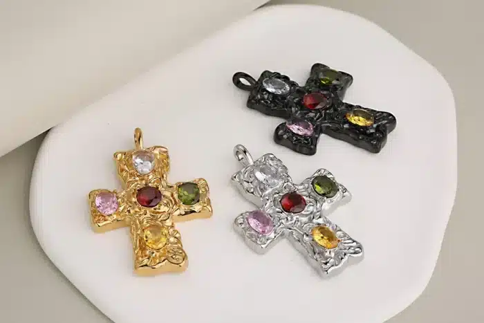 Collier croix en cristal coloré 10