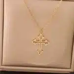Collier croix fleurdelisée 2