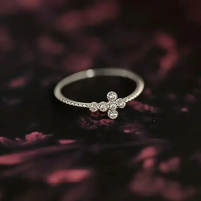 Bague raffinée religieuse 9