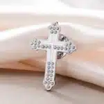 Broche croix catholique 8