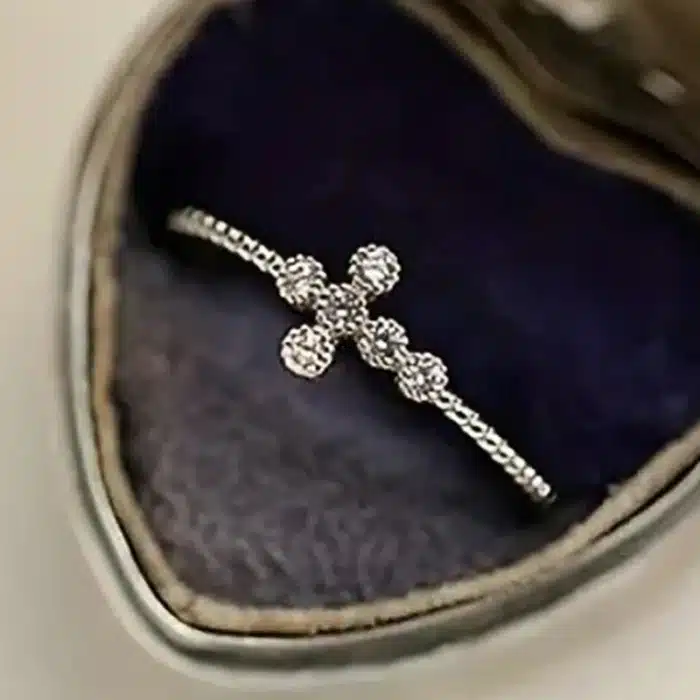 Bague raffinée religieuse 4