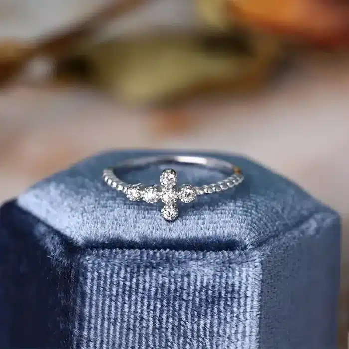 Bague raffinée religieuse 7