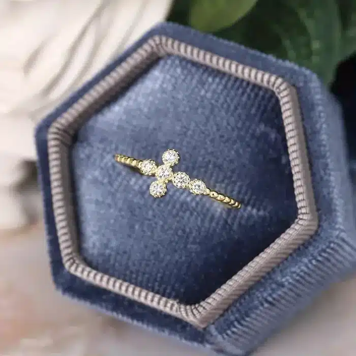 Bague raffinée religieuse 8